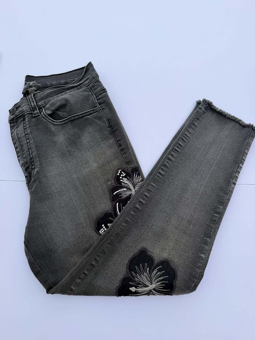 D2 Jeans Women's Grey Wash Floral Embroidered Frayed Hem Skinny Jeans